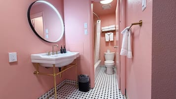 Kombinert dusj/badekar, toalettartikler (inkludert) og hårføner