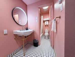 Combined shower/tub, free toiletries, hair dryer, towels