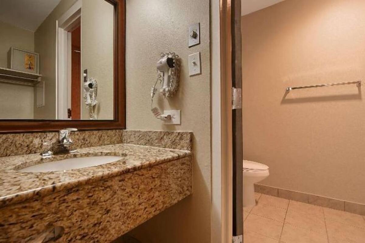 Combined shower/tub, free toiletries, hair dryer, towels