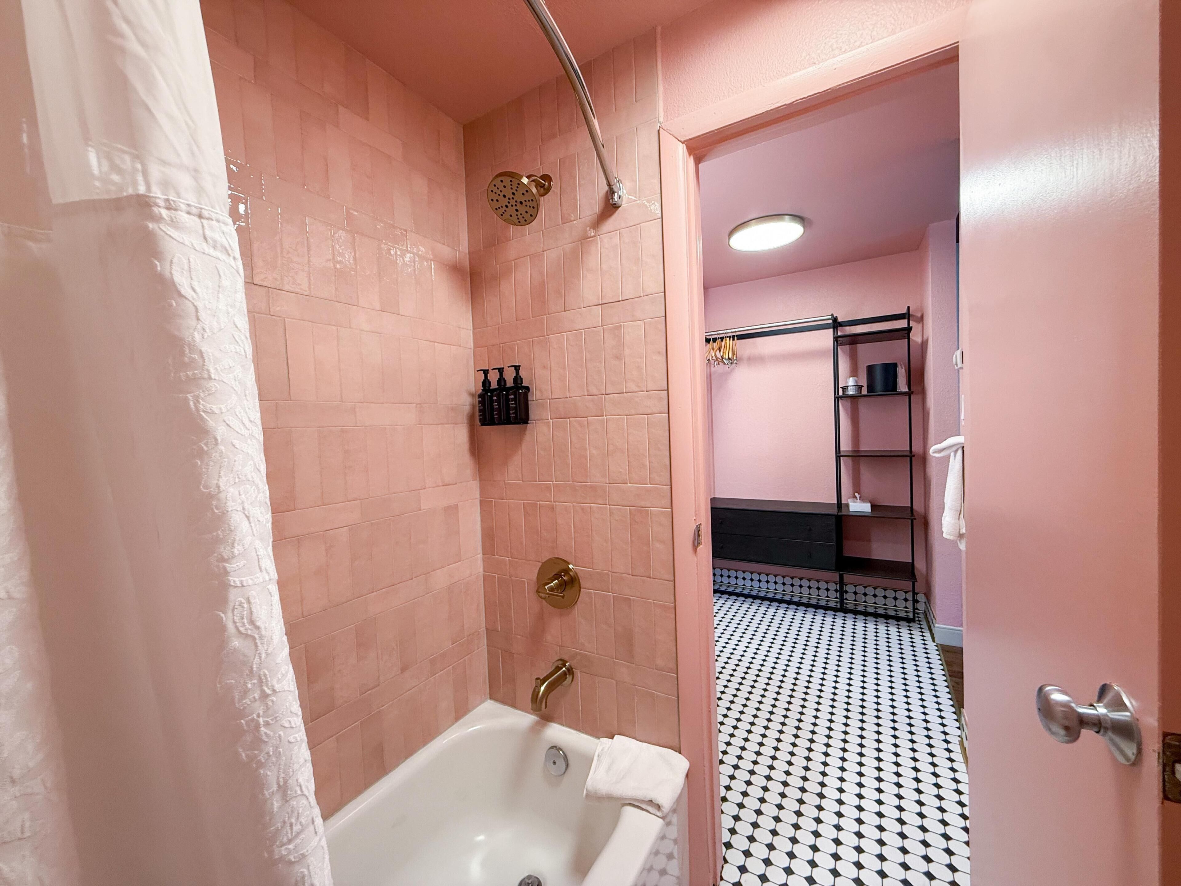 샤워기/욕조 결합, 무료 세면용품, 헤어드라이어, 타월