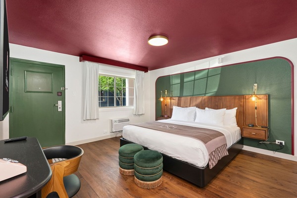 Standard Room, 1 King Bed, Non Smoking | In-room safe, desk, laptop workspace, WiFi (free)