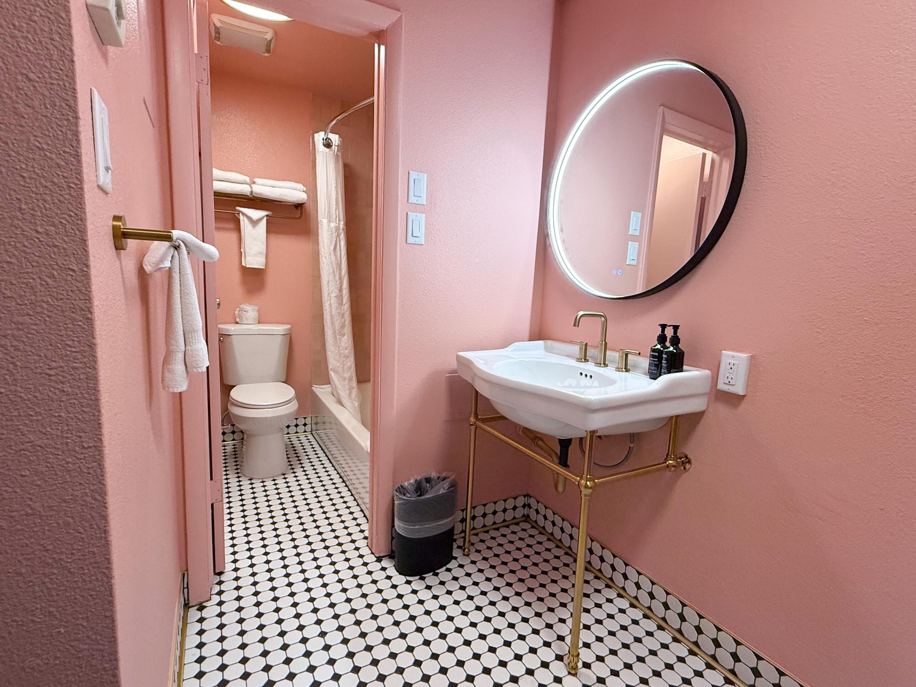 샤워기/욕조 결합, 무료 세면용품, 헤어드라이어, 타월