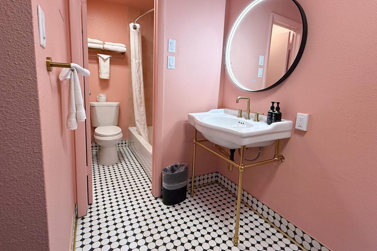 Combined shower/bathtub, free toiletries, hair dryer, towels