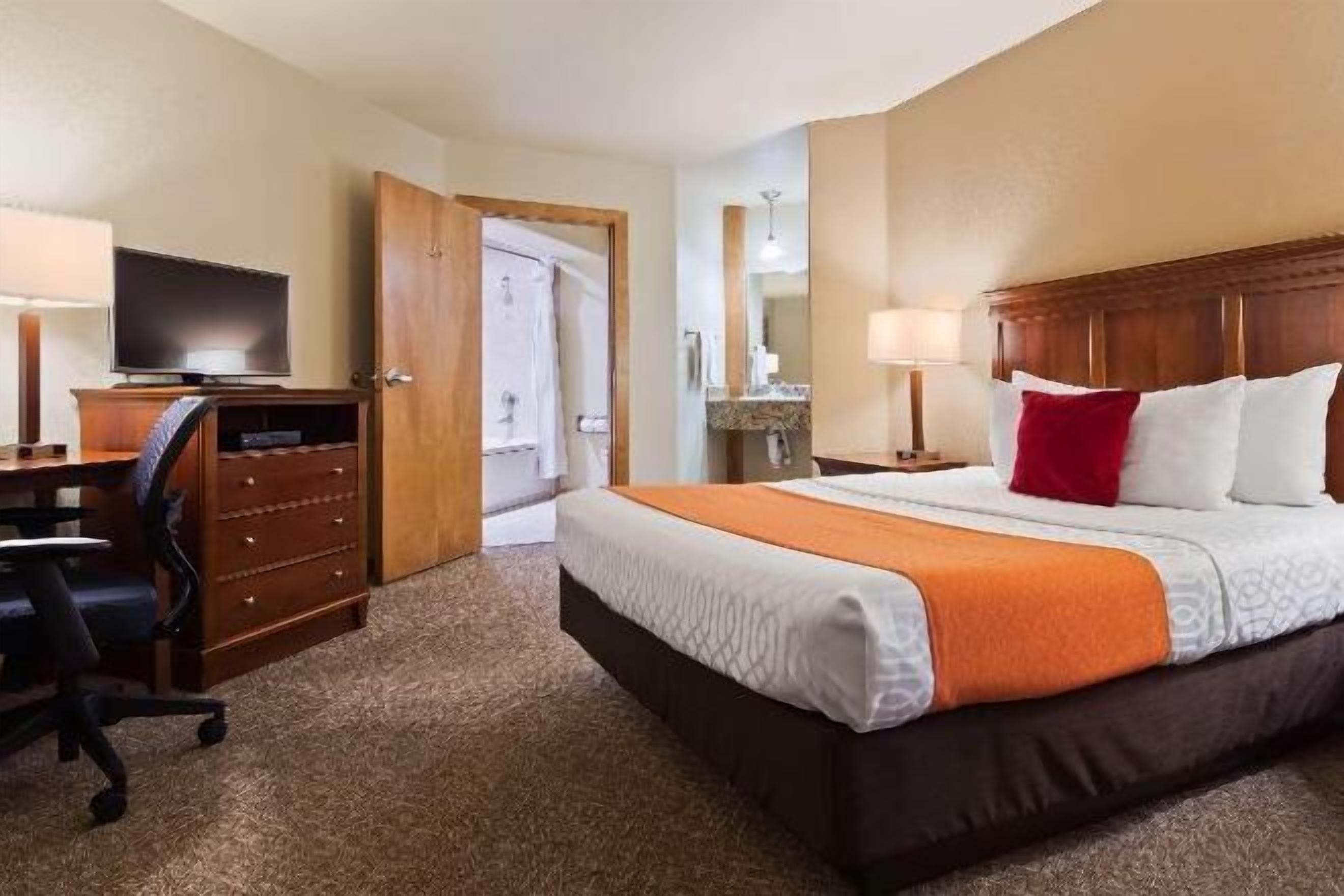 In-room safe, desk, iron/ironing board, free WiFi