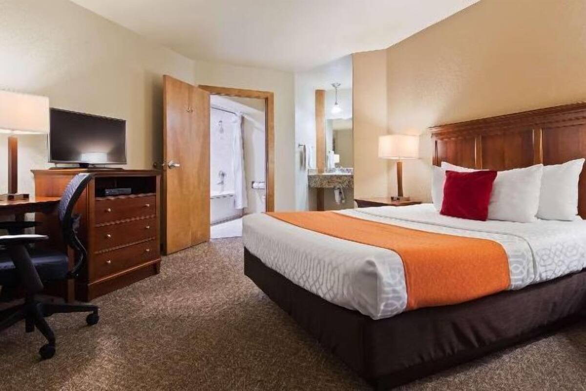 In-room safe, desk, iron/ironing board, free WiFi