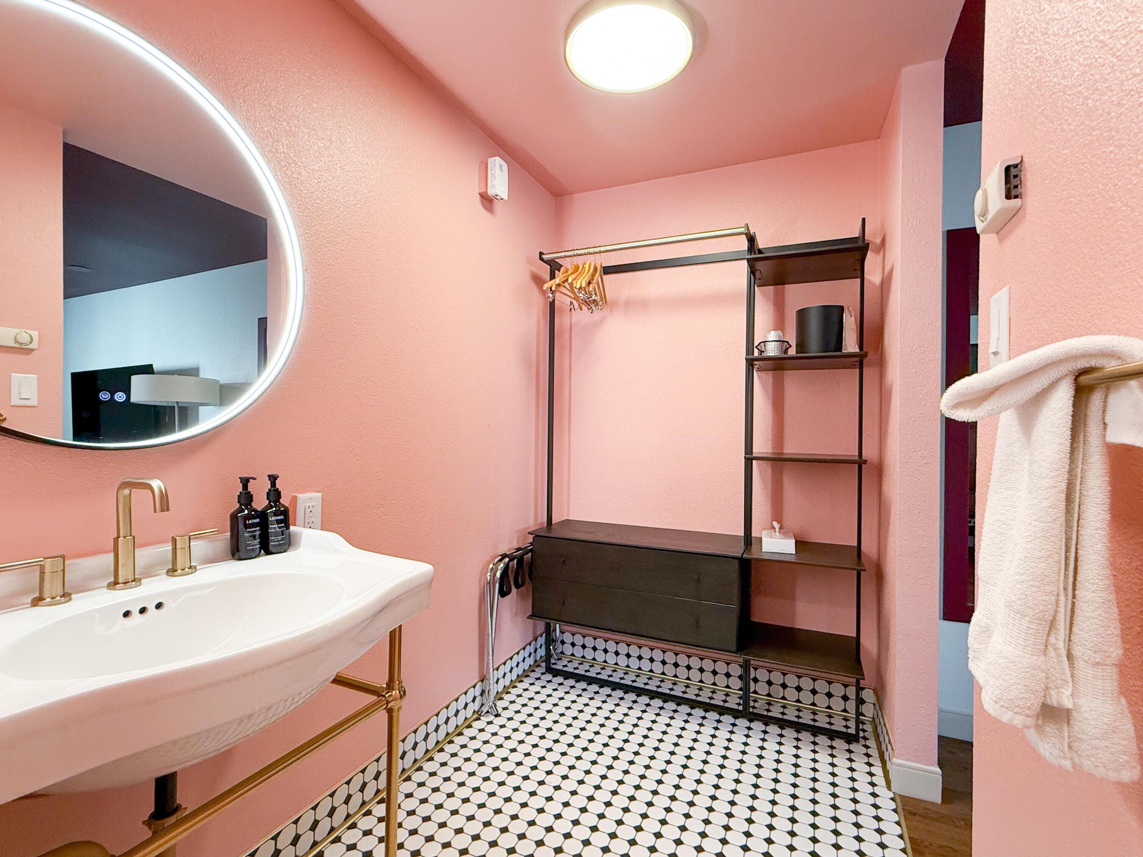 Habitació estàndard, 2 llits dobles, accessible, banyera | Bany | Combinació de dutxa i banyera i articles de tocador gratuïts 