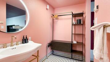 Habitació estàndard, 2 llits dobles, accessible, banyera | Bany | Combinació de dutxa i banyera i articles de tocador gratuïts