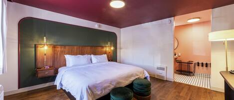 Standard Room, 1 King Bed, Non Smoking | In-room safe, desk, laptop workspace, free WiFi