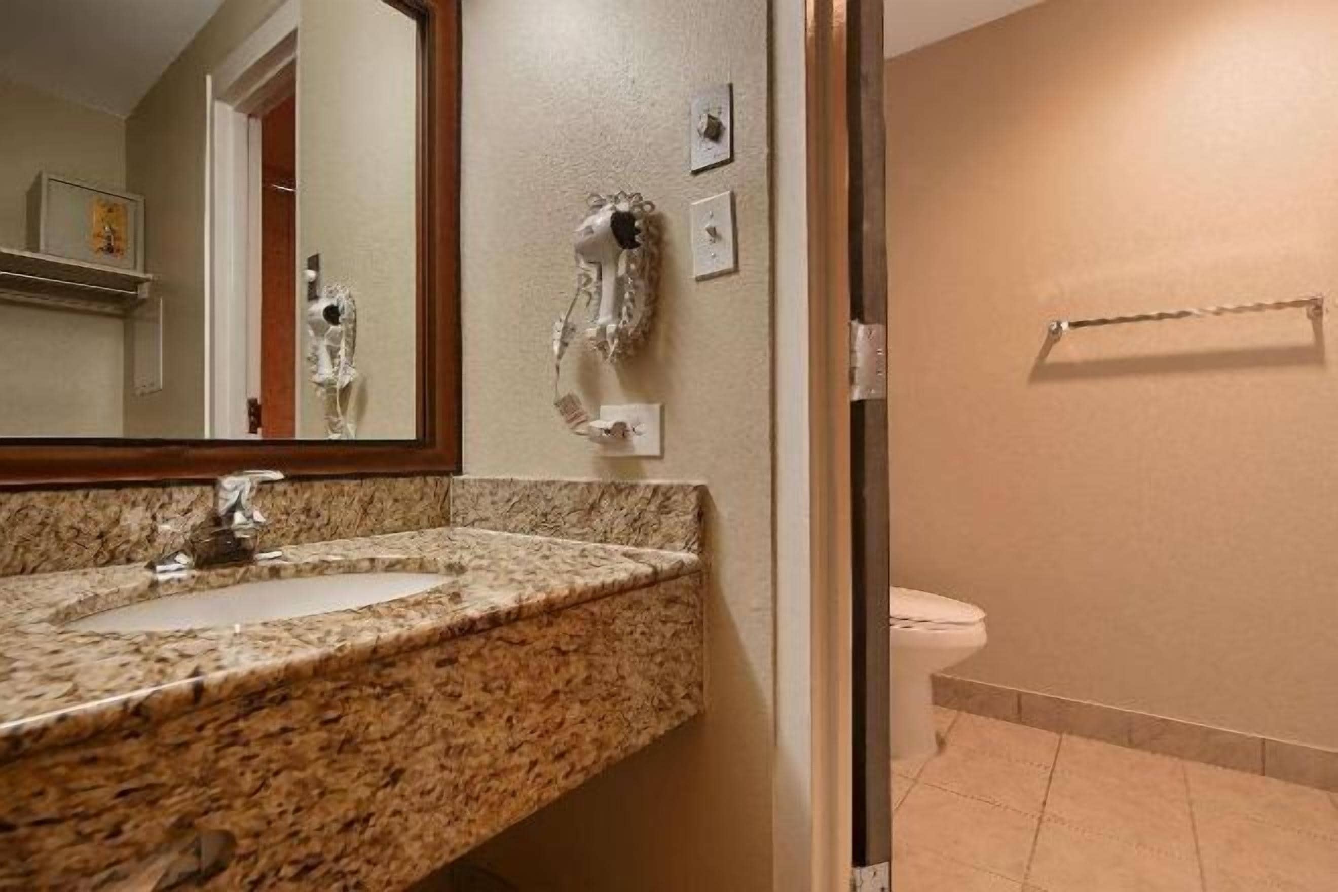 浴室 | 淋浴/盆浴组合、免费洗浴用品、吹风机、毛巾