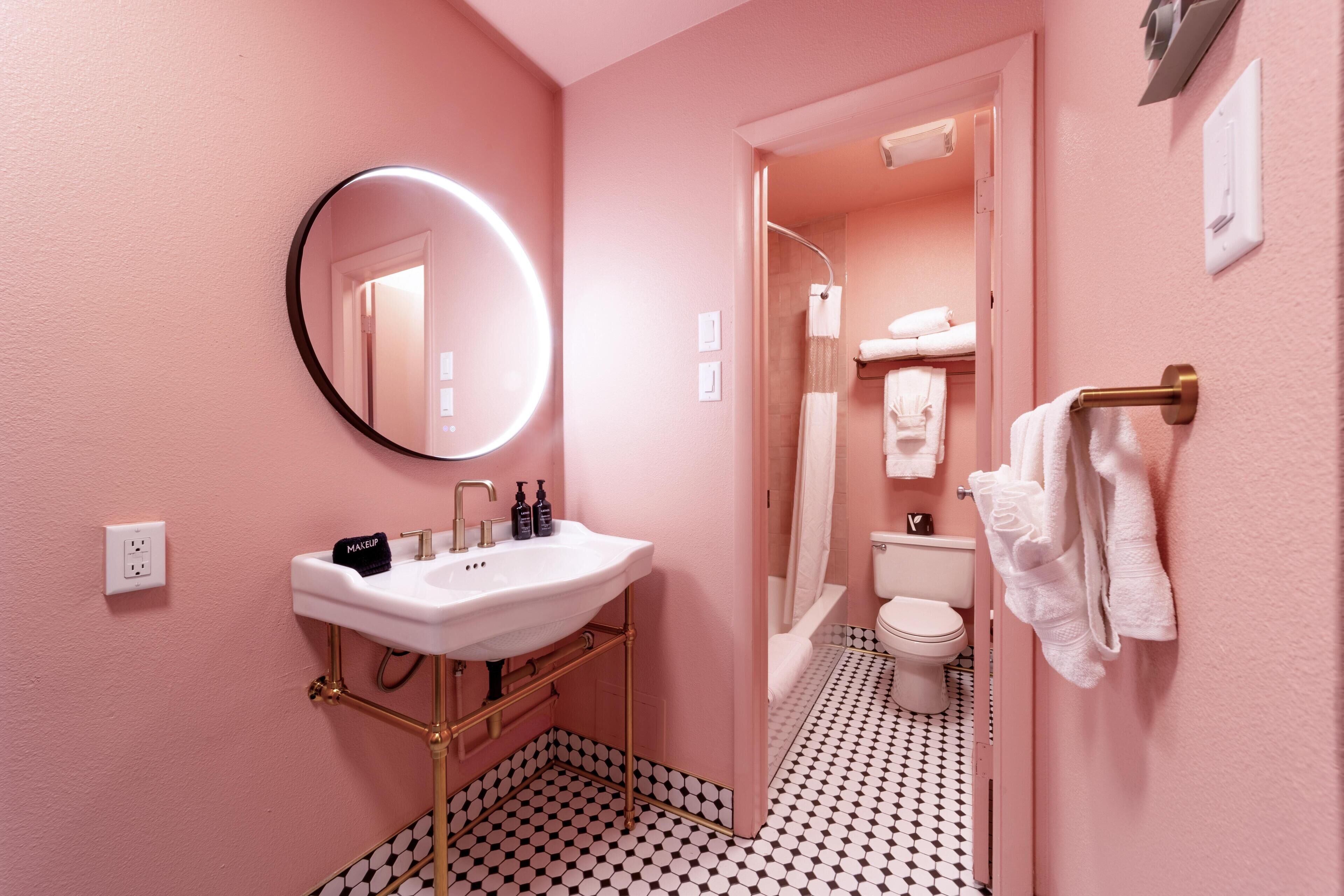 Standard Room, 1 King Bed, Non Smoking | Bathroom | Combined shower/tub, free toiletries, hair dryer, towels