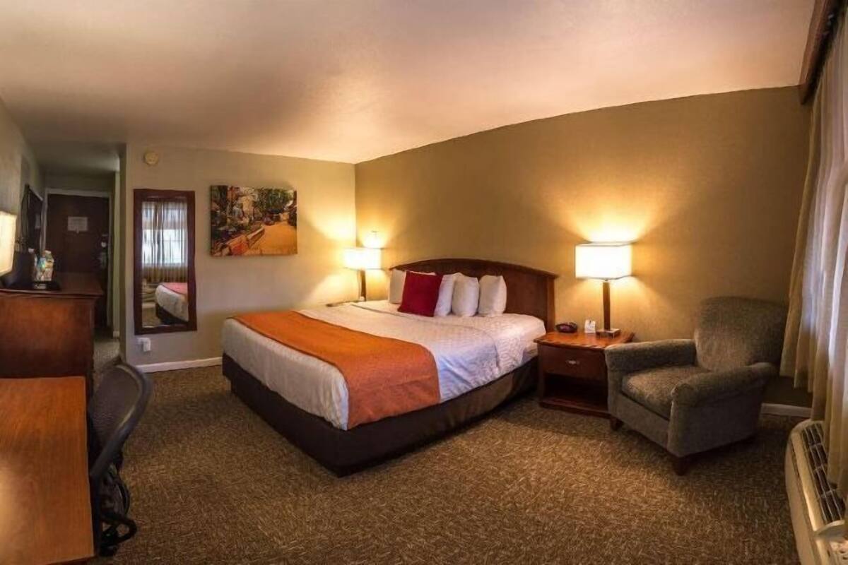 In-room safe, desk, iron/ironing board, free WiFi