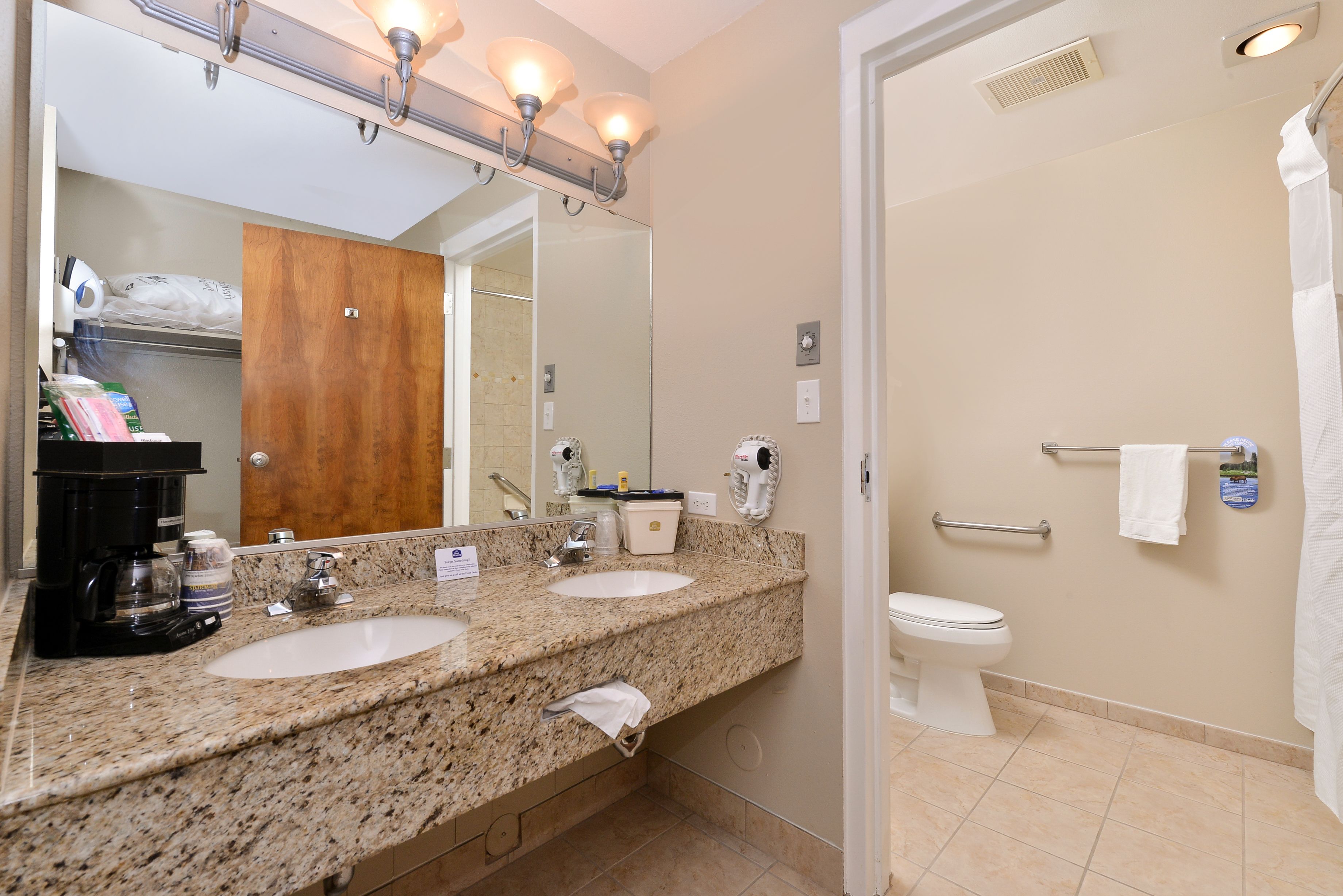 샤워기/욕조 결합, 무료 세면용품, 헤어드라이어, 타월