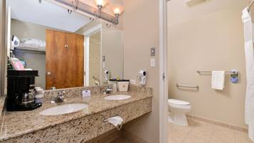 Combined shower/tub, free toiletries, hair dryer, towels