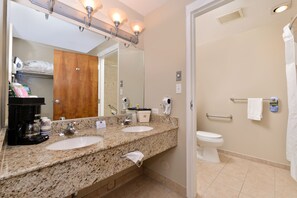 샤워기/욕조 결합, 무료 세면용품, 헤어드라이어, 타월