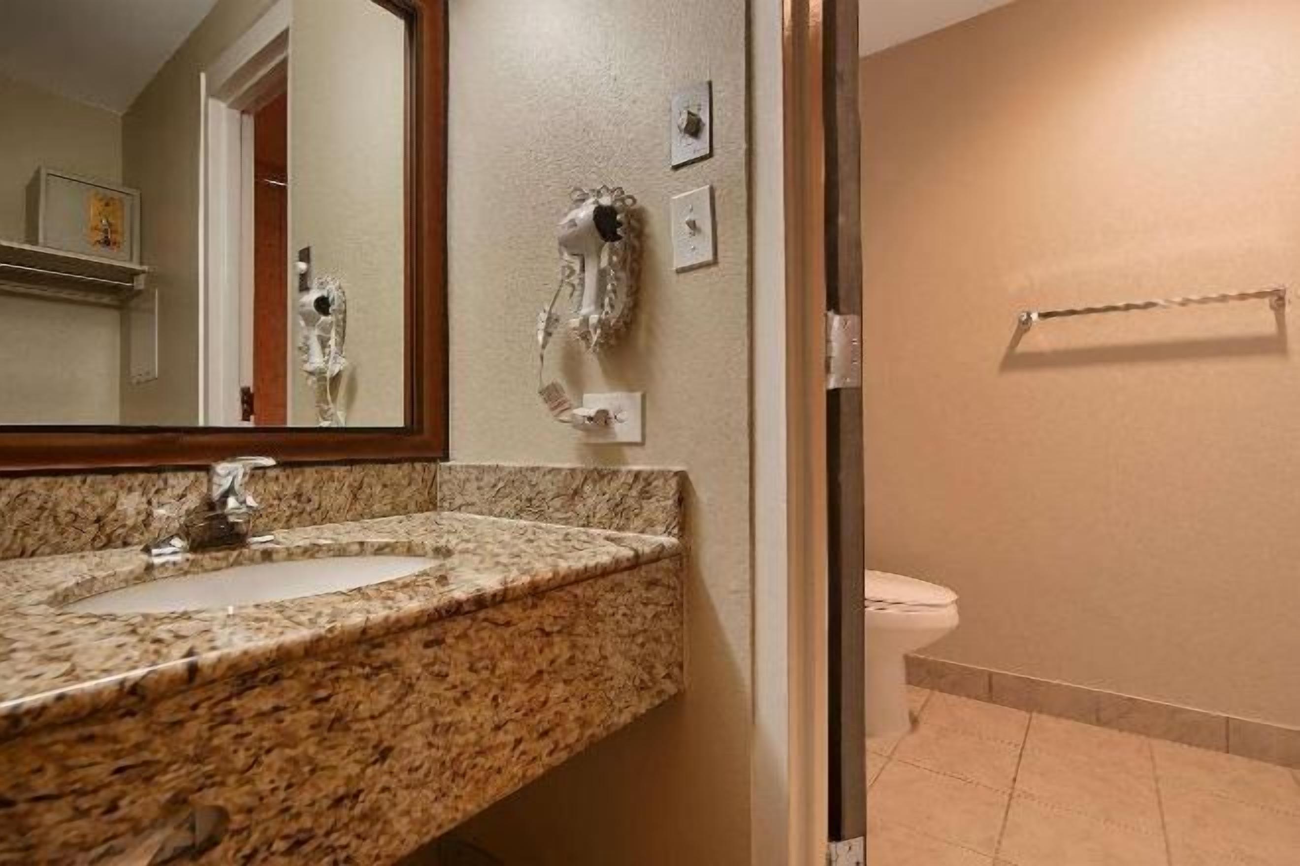 Baño | Tina con regadera, amenidades de baño gratuitas, secadora de cabello 