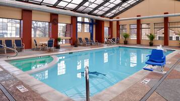 Piscine intérieure, accès possible de 8 h à 22 h, chaises longues