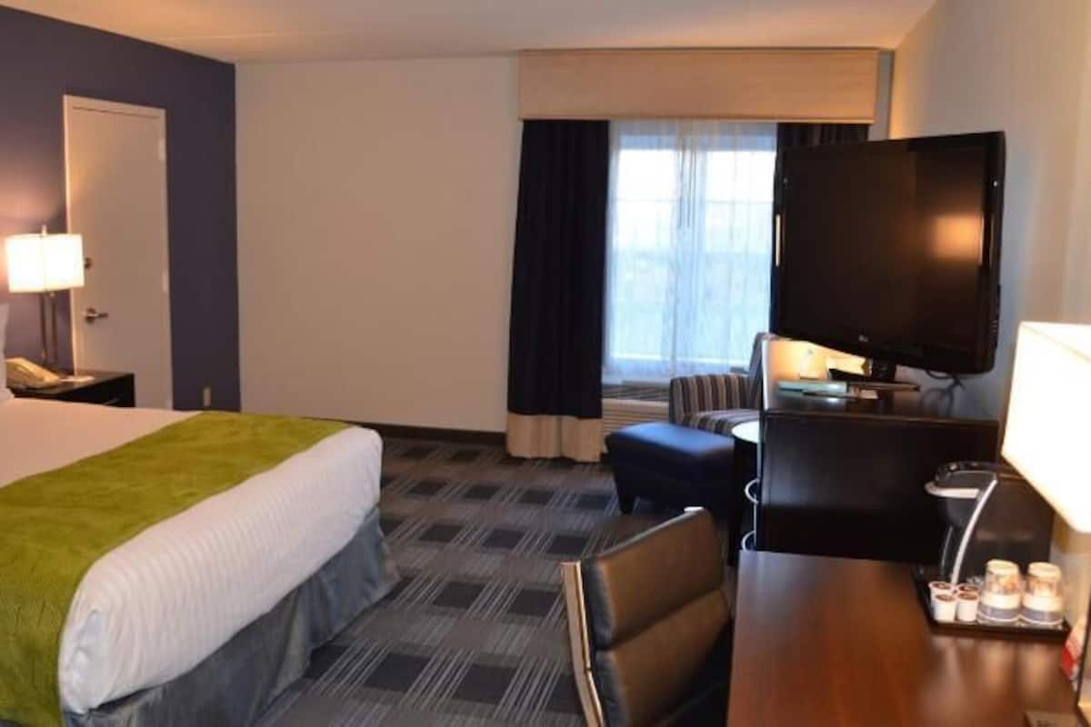 Premium bedding, pillowtop beds, in-room safe, laptop workspace