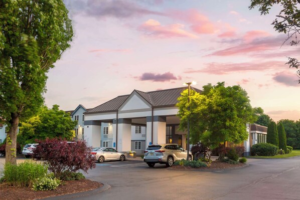 Surrounded by lush gardens, this hotel offers a serene atmosphere and convenient parking.