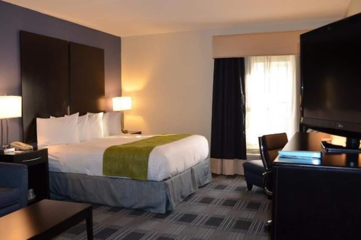Premium bedding, pillowtop beds, in-room safe, laptop workspace