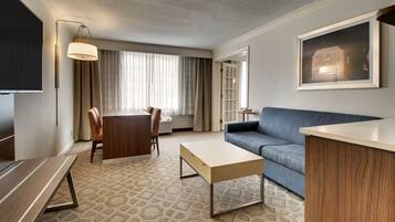 Hypo-allergenic bedding, in-room safe, desk, blackout curtains