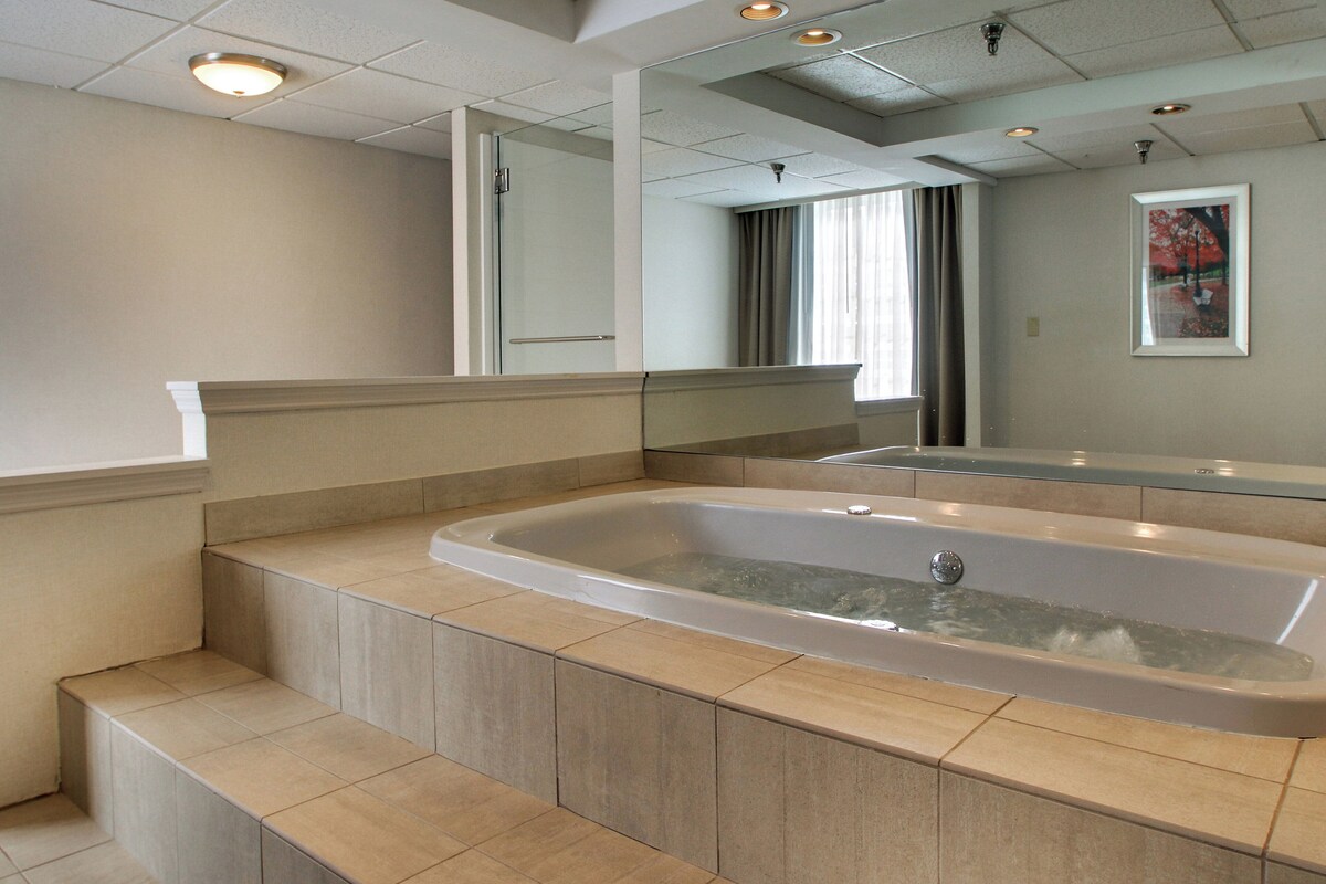Suite, 1 slaapkamer | Hypoallergeen beddengoed, een kluis op de kamer, een bureau