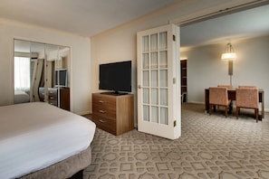 Suite, 1 habitación | Ropa de cama hipoalergénica, caja fuerte, escritorio y cortinas opacas