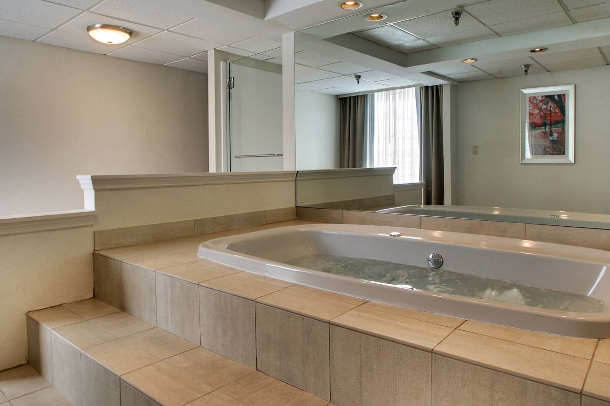 Suite, 1 Bedroom | Peralatan tempat tidur hipoalergenik, peti besi dalam bilik, meja 