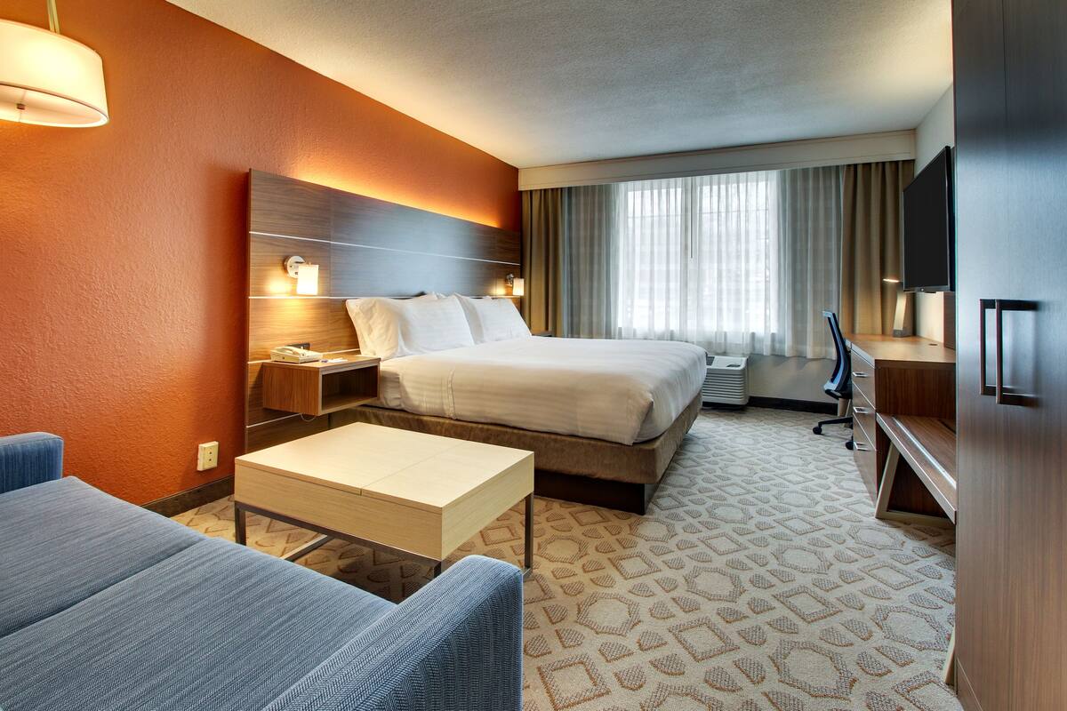 Standard Room, 1 Katil Raja (King) dengan Katil Sofa | Peralatan tempat tidur hipoalergenik, peti besi dalam bilik, meja 