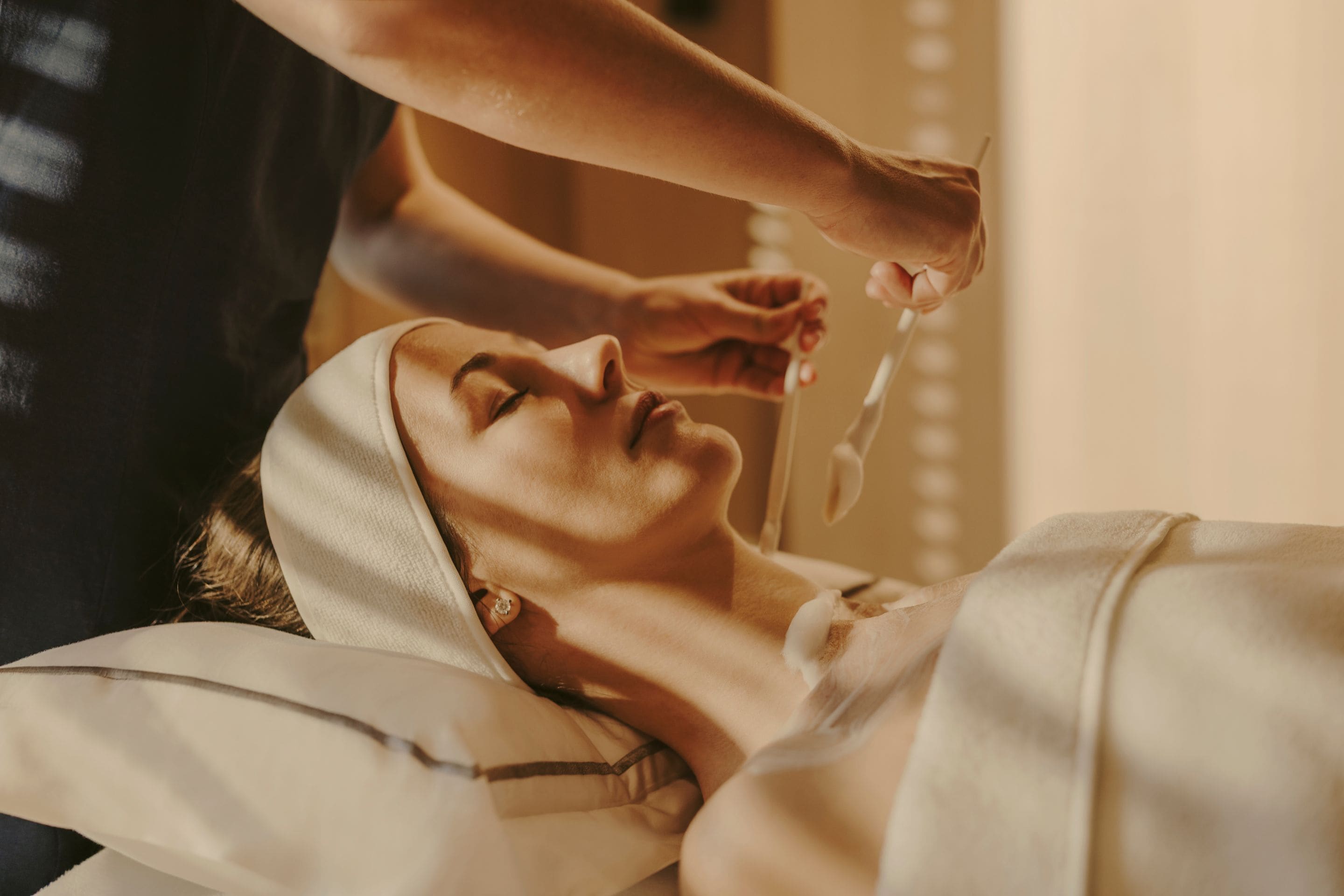 Una persona recibiendo un tratamiento facial.