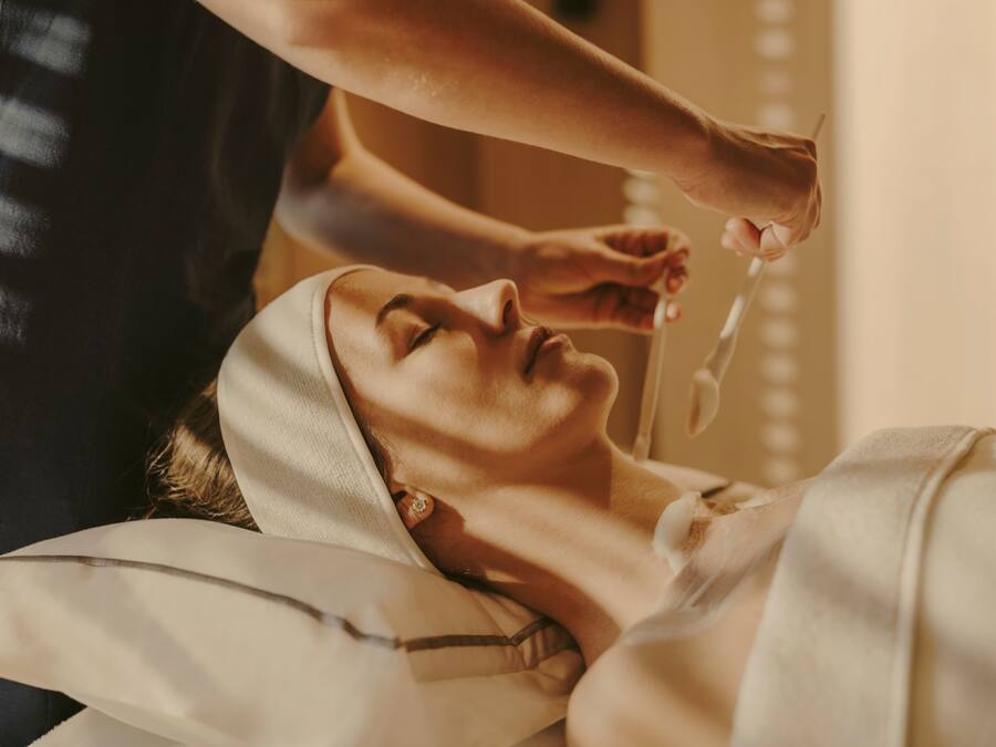 Una persona recibiendo un tratamiento facial.
