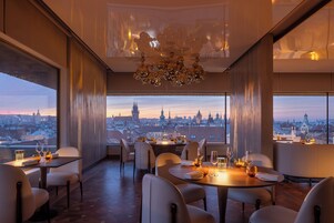 4 restaurantes; se sirve desayuno, almuerzo y cena; cocina asiática