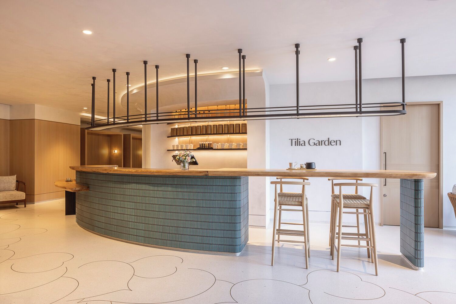 4 restaurants; breakfast, lunch and dinner served 