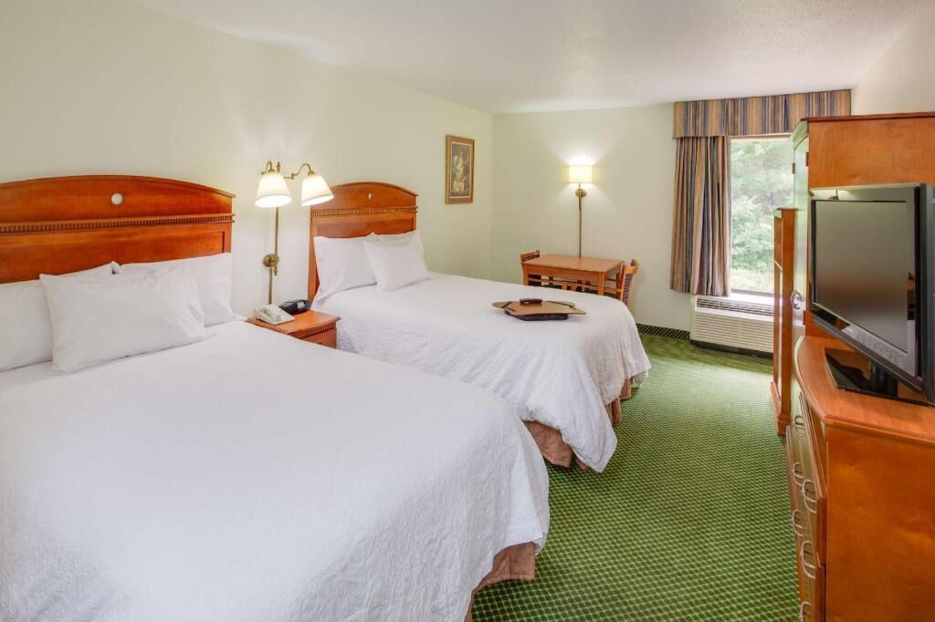 Minibar, in-room safe, laptop workspace, iron/ironing board