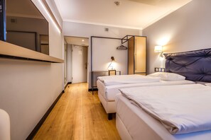 Standard Twin Room | Premium bedding, desk, laptop workspace, blackout curtains