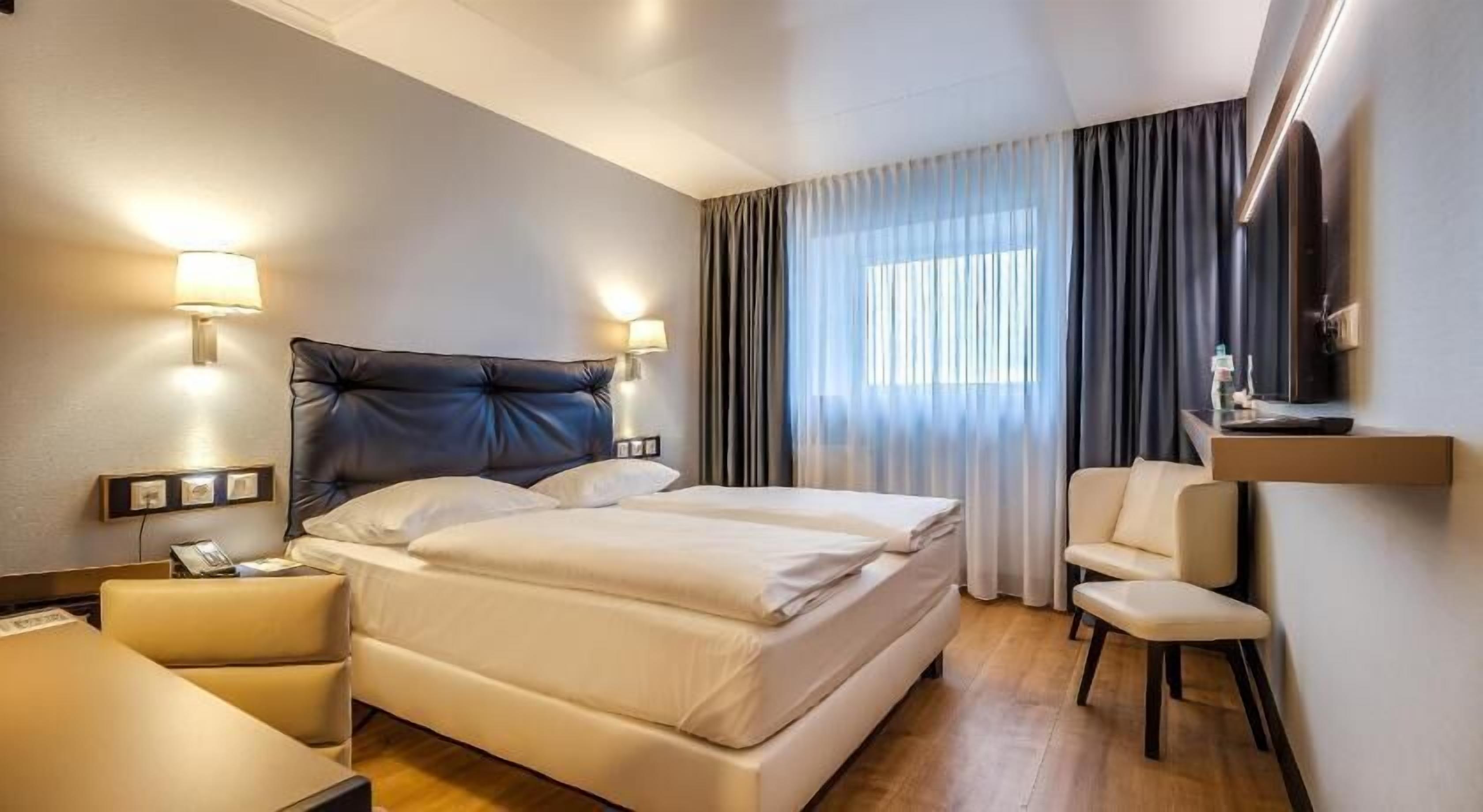 Luxe beddengoed, een bureau, een laptopwerkplek