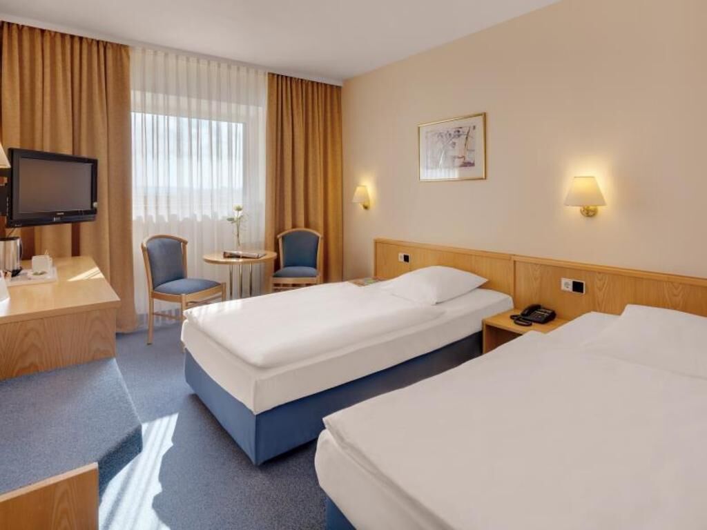 Luxe beddengoed, een bureau, een laptopwerkplek
