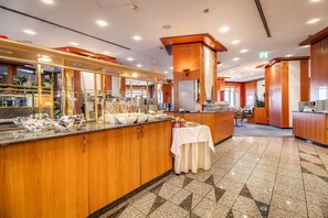 Een moderne hotellobby met een centraal gelegen receptiebalie, houten lambrisering en een betegelde vloer.