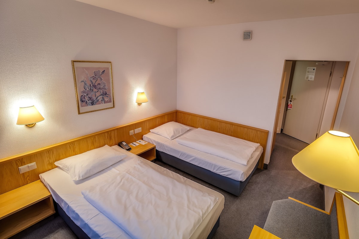 Economy-Zweibettzimmer | Hochwertige Bettwaren, Schreibtisch, laptopgeeigneter Arbeitsplatz
