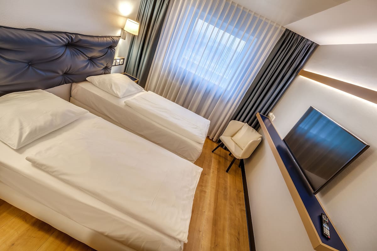Standard-Zweibettzimmer | Hochwertige Bettwaren, Schreibtisch, laptopgeeigneter Arbeitsplatz