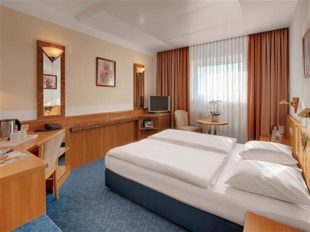 Luxe beddengoed, een bureau, een laptopwerkplek