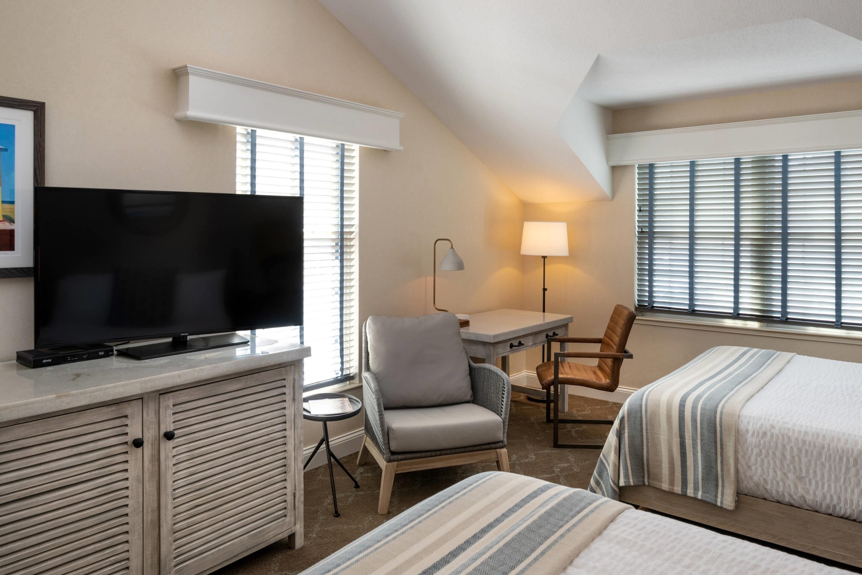 Phòng Tiêu chuẩn, 2 giường cỡ queen, không hút thuốc | Bàn, màn/rèm cản sáng, bàn ủi/dụng cụ ủi quần áo 