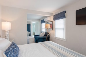 Meja kerja, tirai kedap cahaya, setrika/meja setrika, dan Wi-Fi gratis