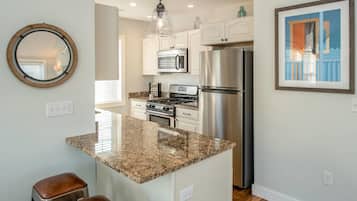 Escrivaninha, cortinas blackout, ferros/tábuas de passar roupa