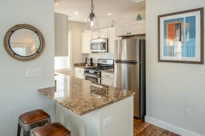 Escritorio, cortinas blackout y tabla de planchar con plancha 