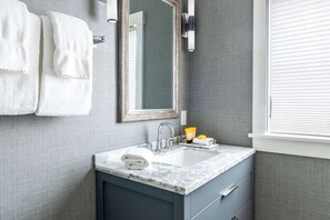 Skrivbord, mörkläggningsgardiner, strykjärn/strykbräda och gratis wi-fi