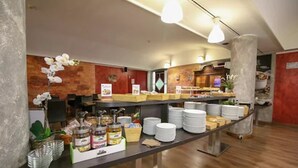 A buffet setup with various food items and condiments. - Hotel Diplomatic (Turin)