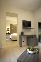 Suite Junior | Area soggiorno | TV 20 pollici con canali digitali