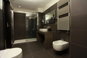 Shower, rainfall showerhead, free toiletries, hair dryer