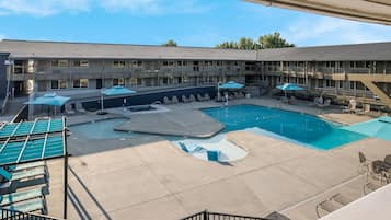 Alberca al aire libre por temporada y camas balinesas gratuitas