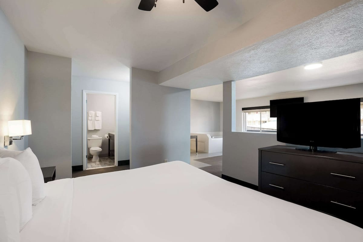 Suite, 1 letto king, non fumatori (Efficiency) | Una scrivania, postazione laptop, tende oscuranti, ferro/asse da stiro
